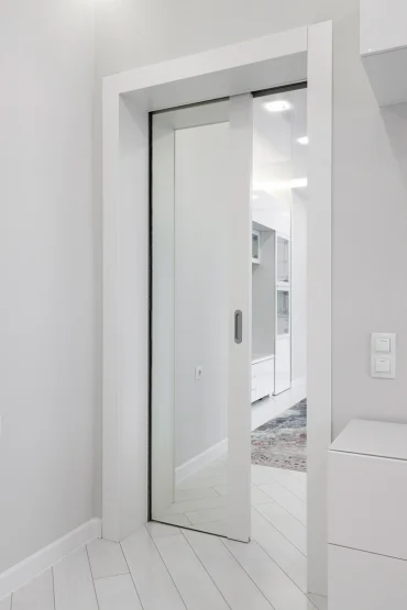 in der wand laufende glasschiebetür – minimalistisches design für kleine räume