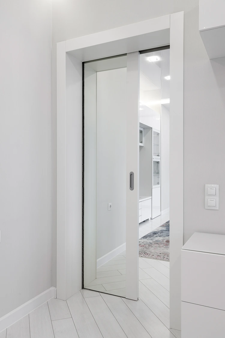 in der wand laufende glasschiebetür – minimalistisches design für kleine räume