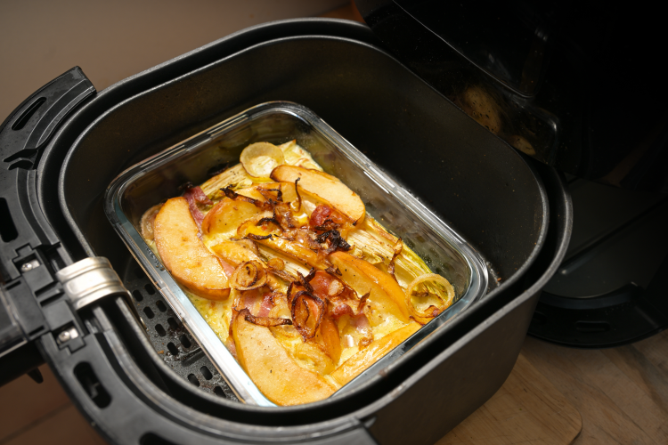 kasserolle aus zichorie, apfel, zwiebel und speck in käse bechamelsauce in airfryer