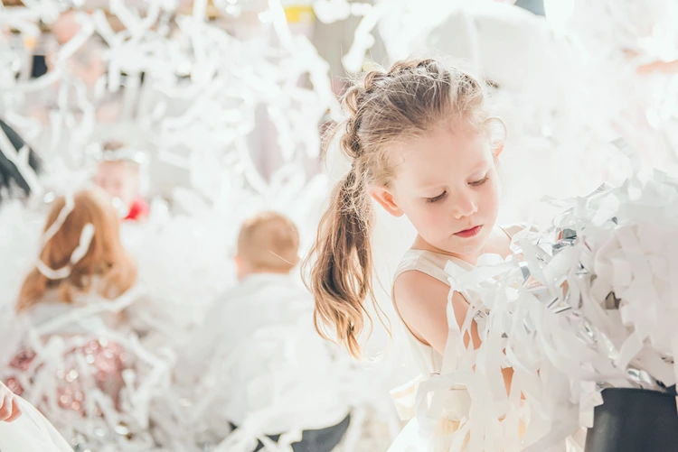 kindergeburtstag motto schwan – mädchen mit festlicher zopffrisur.jpg