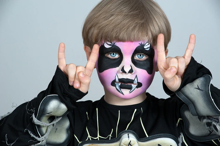 Kindergesichter mit Schminke gestalten für ein gruseliges Kostüm