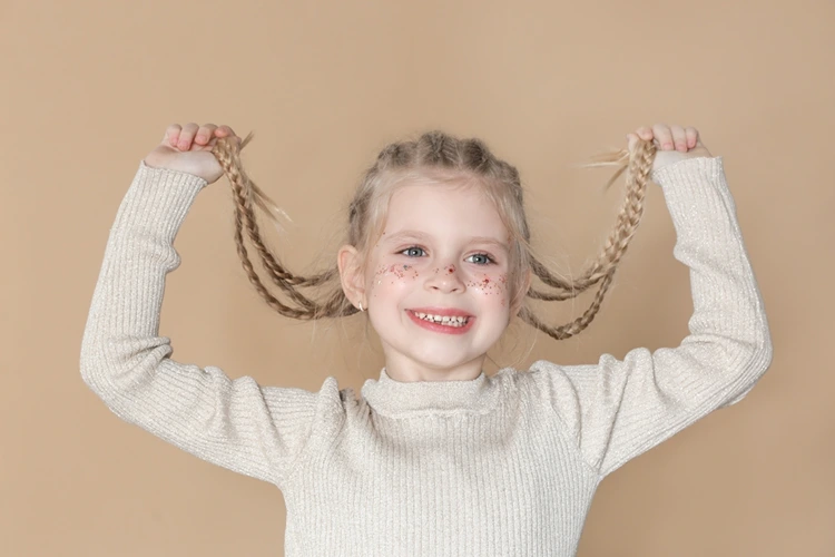 Kinderhaare locken ohne Hitze mit niedlichen Cornrows