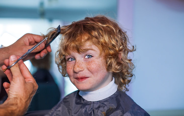 kinderhaarschnitt beim friseur