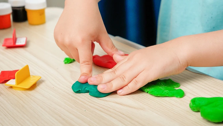 Knete aus Kleidung entfernen, indem man den Stoff ins Gefrierfach legt