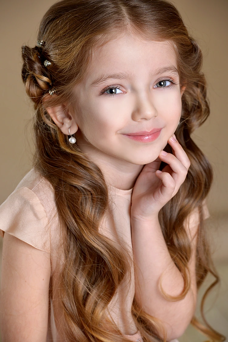 kommunionfrisur für mädchen – wasserfallzopf mit haarrose und locken