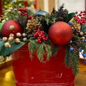 kübel weihnachtlich dekorieren in rot und gold