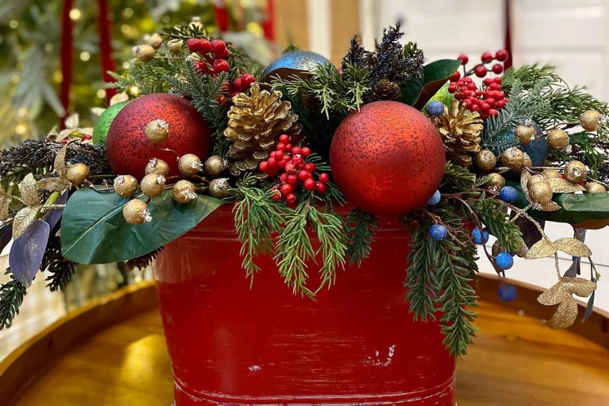 kübel weihnachtlich dekorieren in rot und gold