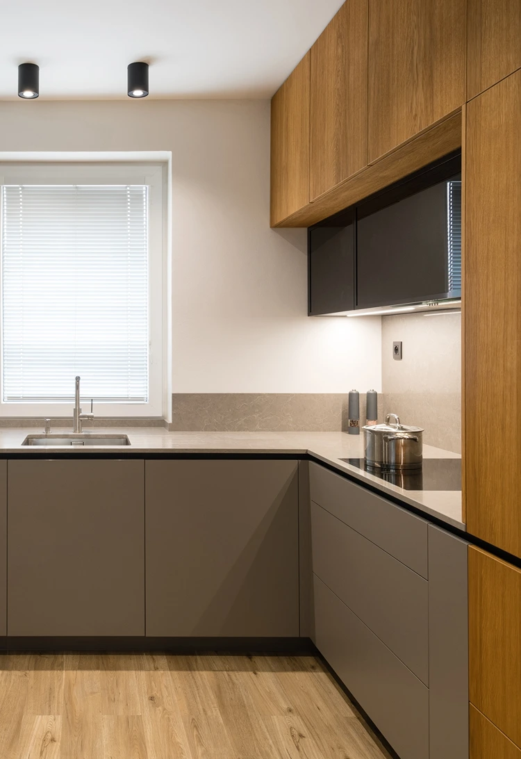 küche in anthrazit und holzoptik mit heller arbeitsplatte und parkettboden