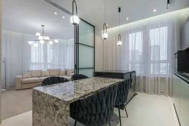 küchenansicht mit blick auf das wohnzimmer durch die schiebetür