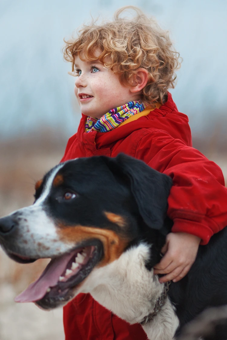 kurze locken mit natürlichem volumen