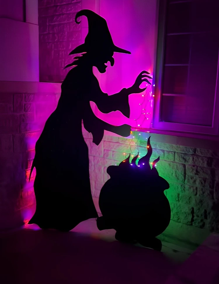 Lebensgroße Hexe aus Sperrholzplatte mit Beleuchtung für die Hausfassade