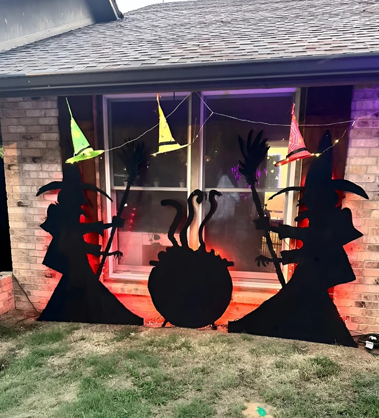 Lebensgroße Hexe mit einem Kessel kombinieren und mit Lichterketten beleuchten