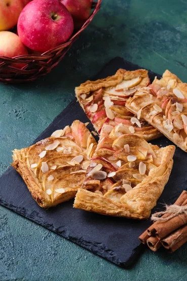 Leckerer Blätterteigkuchen für den Herbst mit Äpfeln