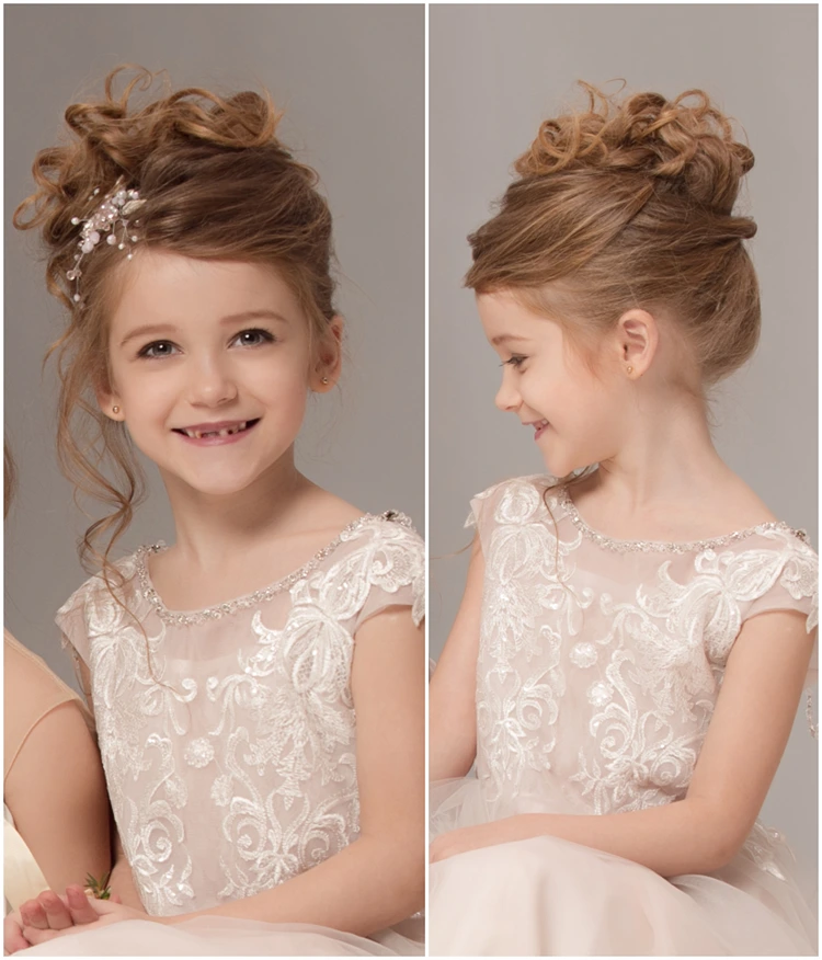 lockere hochsteckfrisur mit perlen haarschmuck für blumenmädchen