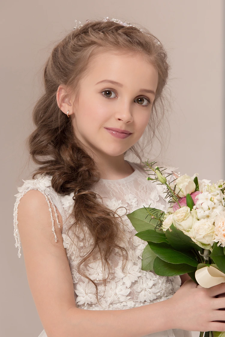 lockerer seitenzopf mit volumen – romantische blumenmädchen frisur