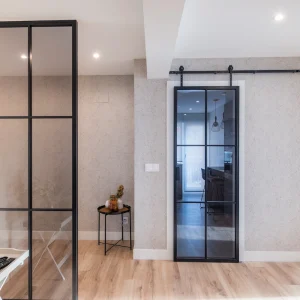 loft charakter mit schwarzer glasschiebetür im industrial stil