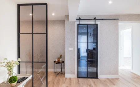 loft charakter mit schwarzer glasschiebetür im industrial stil