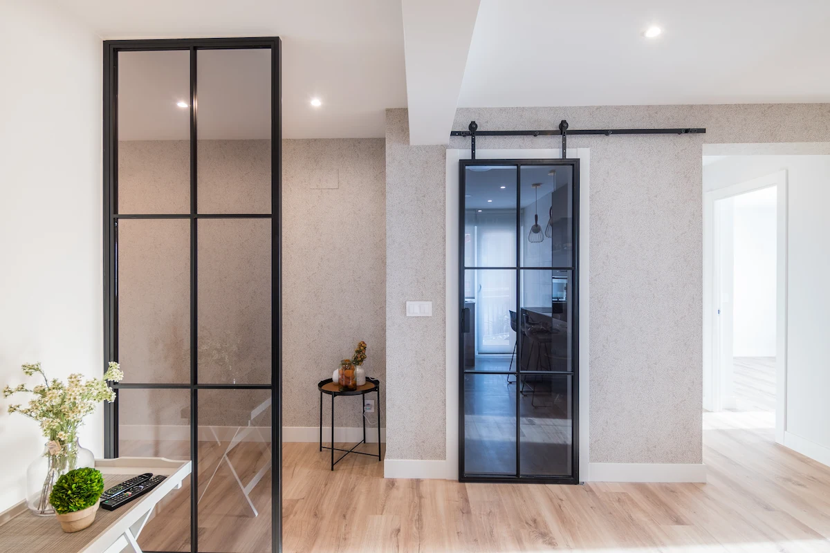 loft charakter mit schwarzer glasschiebetür im industrial stil