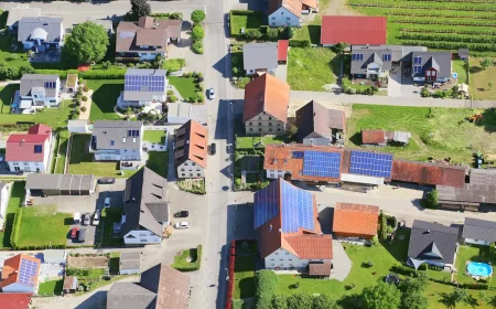 luftaufnahme eines dorfes mit zahlreichen photovoltaikanlagen – solarenergie im alltag