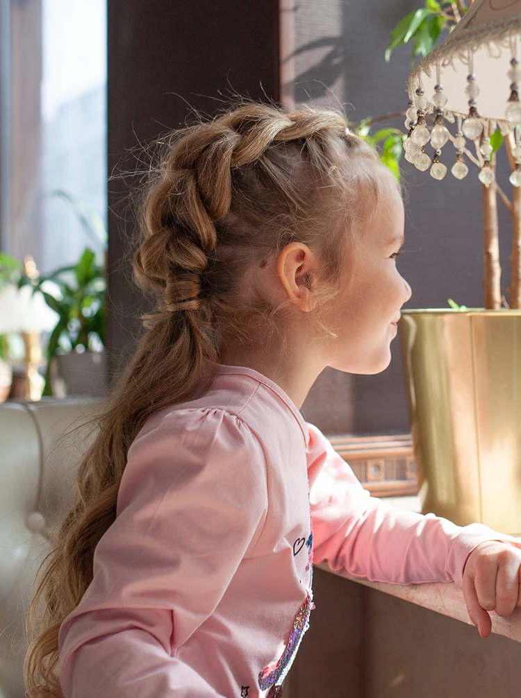 mädchen mit pull through zöpfen seitenansicht