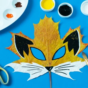 Masken aus Ahornblättern basteln - Fuchs zum Verkleiden im Herbst