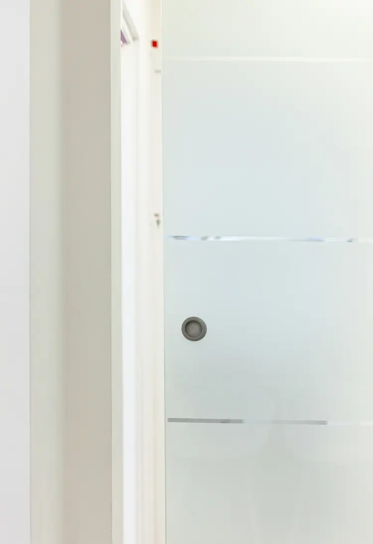 milchglas schiebetür im flur