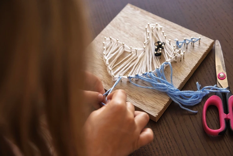 Mit dem Garn kann man beliebige Muster für das Fadenbild gestalten