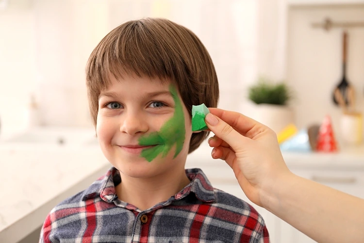 Mit einem Schminkschwamm die grüne Farbe auftragen