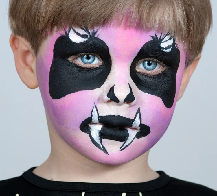 Mit Lila, Rosa und Schwarz einen Dämon, Vampir oder Teufel schminken zu Halloween