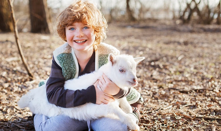 mittellange frisur mit pony für einen jungen mit locken