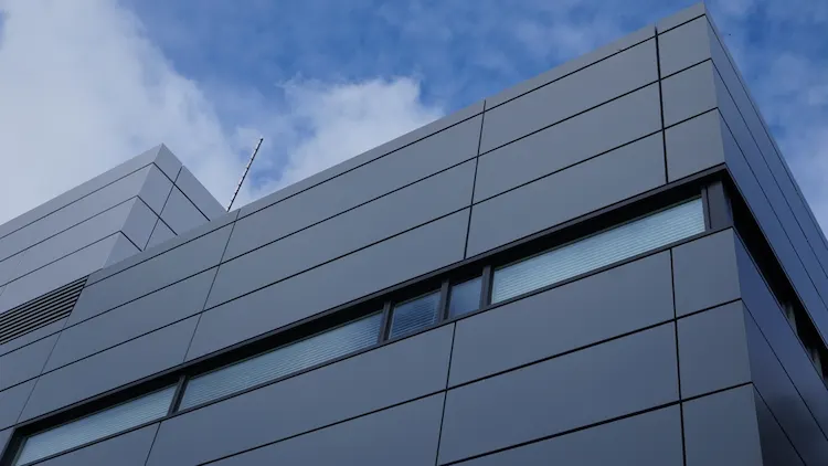 Moderne Fassadengestaltung mit Paneelen