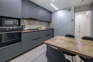 moderne küche anthrazit mit holzarbeitsplatte und marmor rückwand