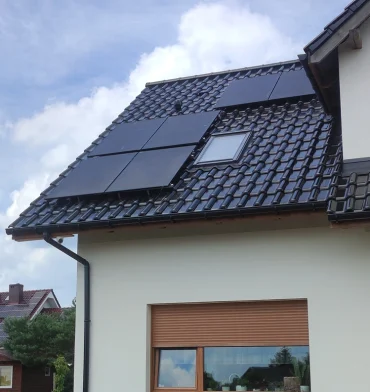 moderne pv module in schwarzer optik – dezente lösung für wohnhäuser