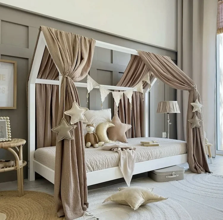 Modernes Kinderzimmer in neutralen beige Nuancen