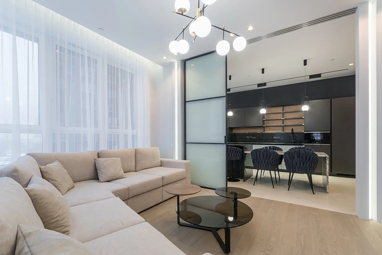 modernes wohnzimmer mit glas schiebetür zur küche