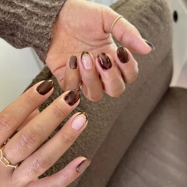 nageldesign herbst 2025 braun und gold