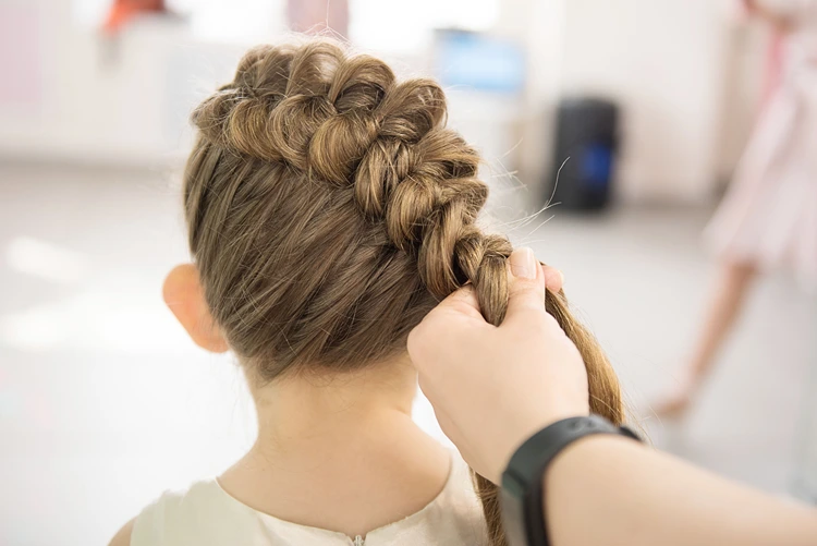 nahaufnahme der dutch braid frisur bei einem mädchen