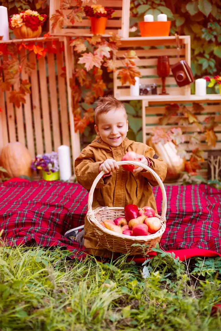 natürliche Deko mit Weinkisten als Hintergrund für Familienfotos