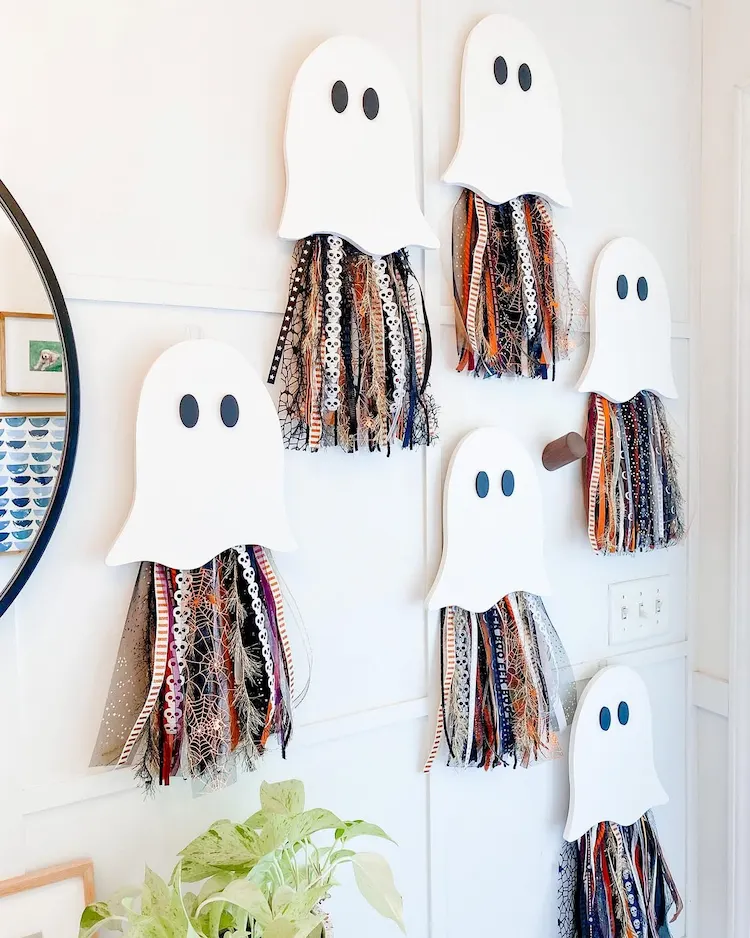 nicht gruselige Halloween Deko Idee mit Gespenstern an der Wand am Eingang