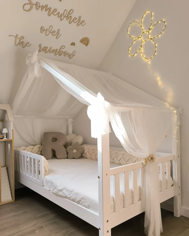 Prinzessin Zimmer mit Hausbett und Deko mit Kissen in Buchstaben-Form