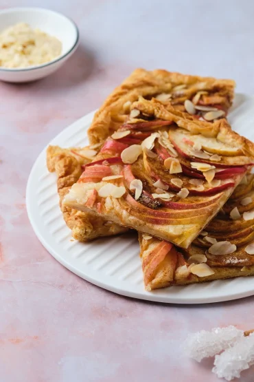 Puddingcreme mit Sahne zubereiten und auf den Teig streichen