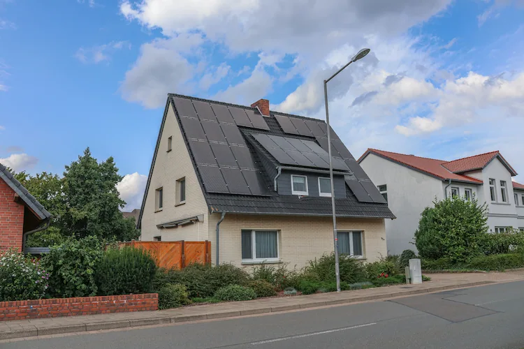 pv anlage auf dem satteldach eines einfamilienhauses