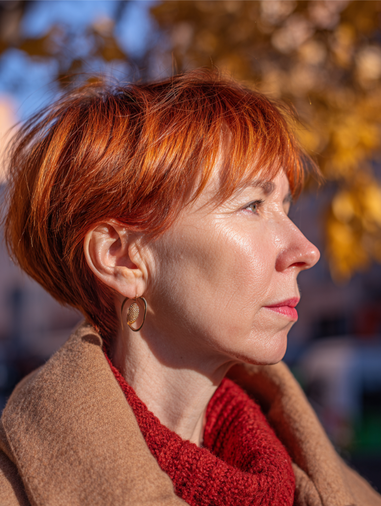 reife frau mit kupferrotem pixie schnitt