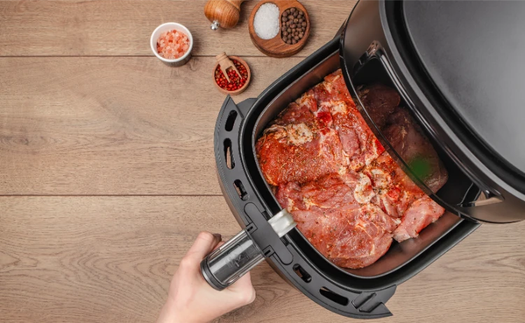 rohe schweinekoteletts mit gewürzen, zubereitet im airfryer