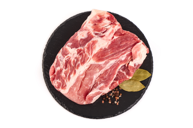 roher schweinehals (schweinenackensteak) vor der zubereitung in der heißluftfritteuse