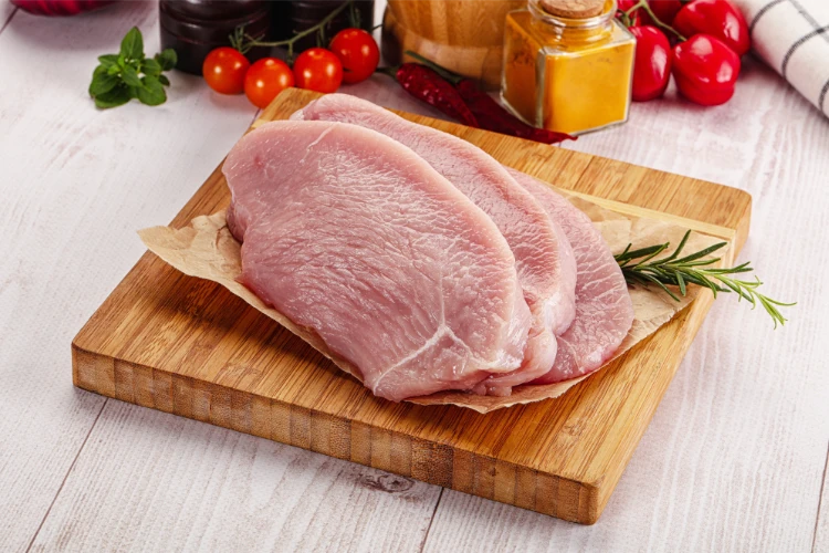 rohes, ungekochtes putenfilet steak zum grillen