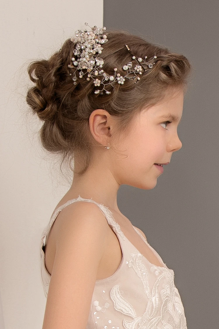 romantische hochsteckfrisur für blumenmädchen mit perlenkranz