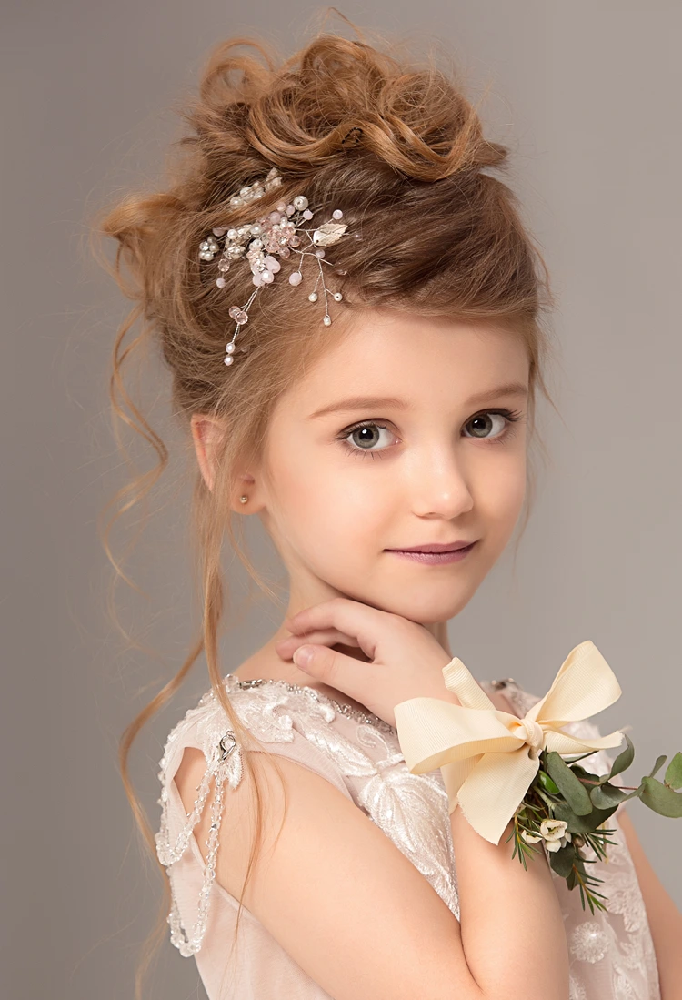 romantische hochsteckfrisur mit blüten haarschmuck für kleine mädchen