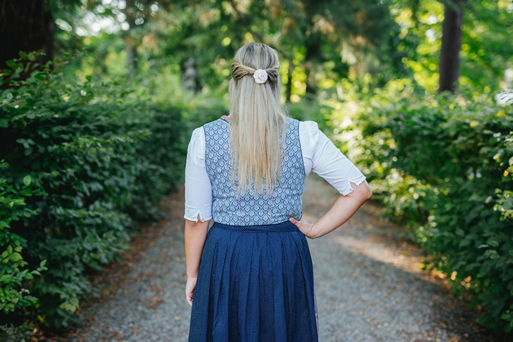 romantische wiesn frisur für feines haar mit rose