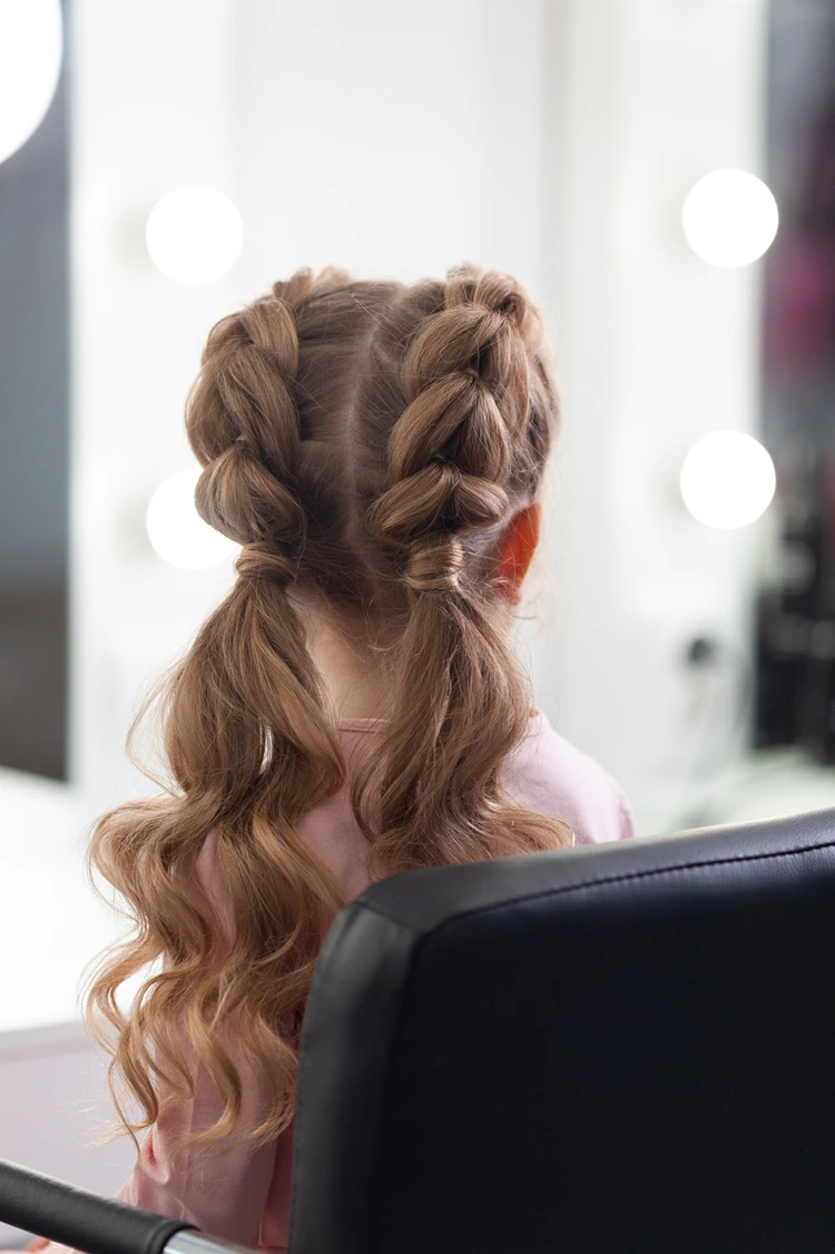 rückansicht einer zwei zöpfe frisur mit sanften wellen in den haarlängen